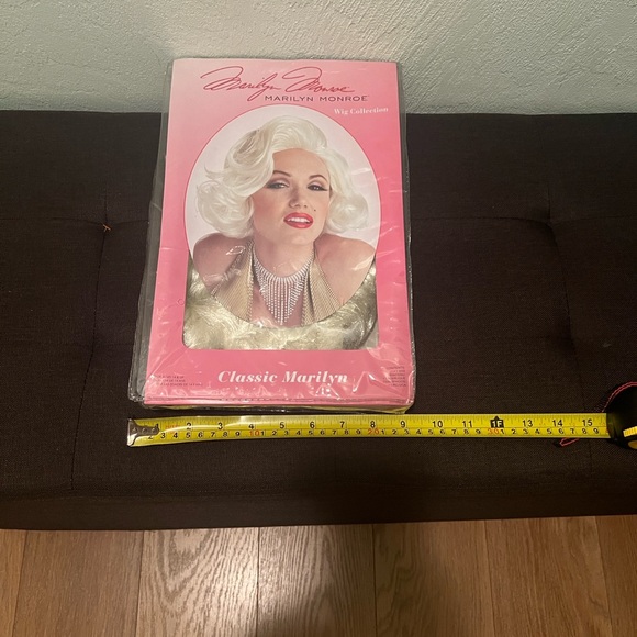 # 0633**Marilyn Monroe Glamorous Platinum Wig - Picture 4 of 7